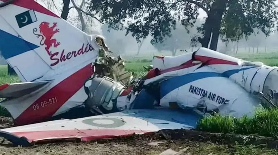 পাকিস্তান বিমানবাহিনীর যুদ্ধবিমান বিধ্বস্ত, ২ চালক নিহত